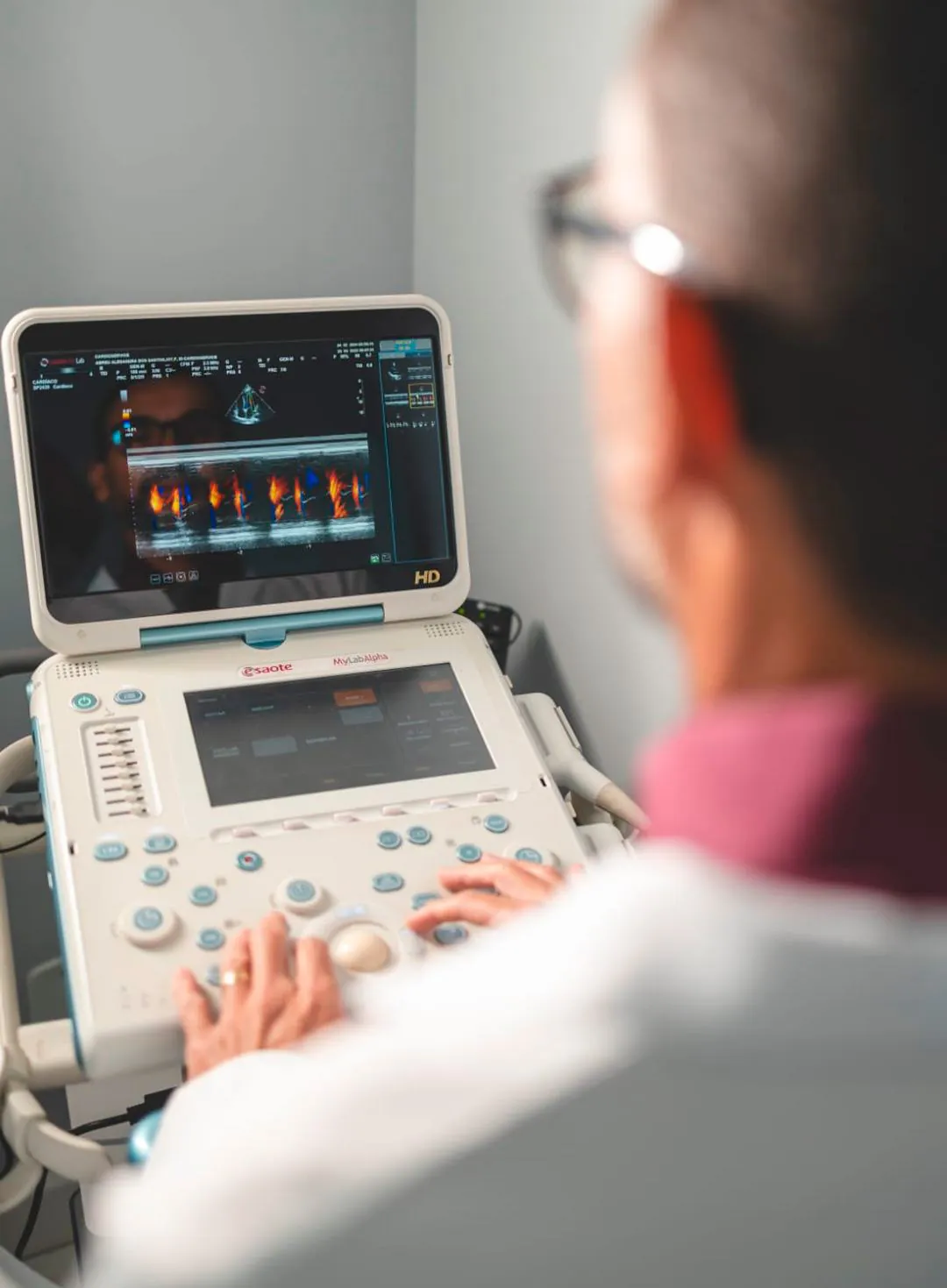 Médico realizando ecocardiograma com aparelho de ultrassom